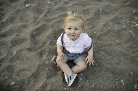 坐在沙滩上的小宝宝背景图片