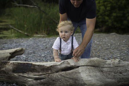 加拿大安略湖海滩上与男宝宝一起玩耍的人图片