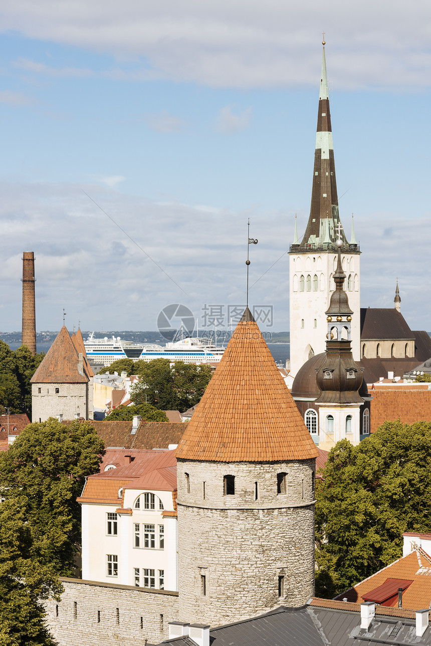 爱沙尼亚塔林市Viru门和钟楼高屋顶城市风景爱沙尼亚塔林图片