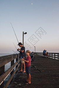 美国加利福尼亚州美国北戈莱塔码头捕鱼父亲和儿子图片