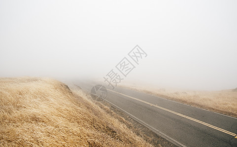 美国加利福尼亚州美国北费尔法克斯起雾的公路高清图片