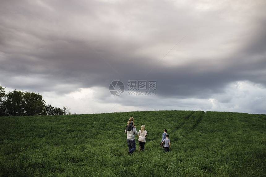 一家五口在草地上散步图片