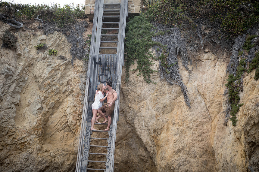 美国加利福尼亚州马里布通往海滩的一对浪漫夫妇图片