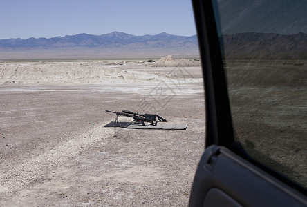 半自动步枪在美国犹他州温多佛场从汽车门看到半自动火器背景