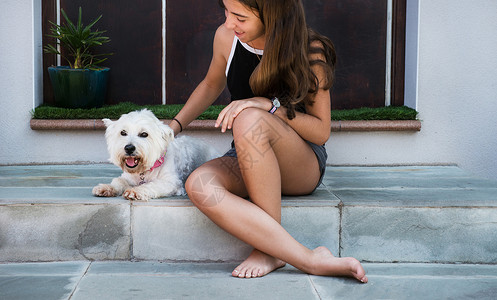少女和她的宠物狗图片
