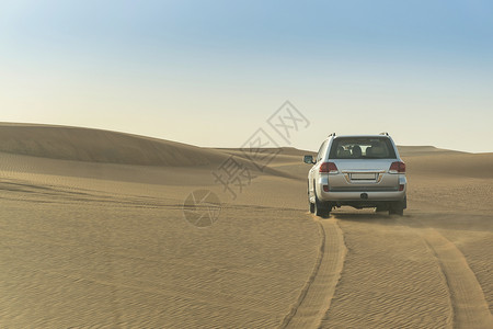 在沙漠丘上驾驶的越野车辆阿拉伯联合酋长国迪拜图片