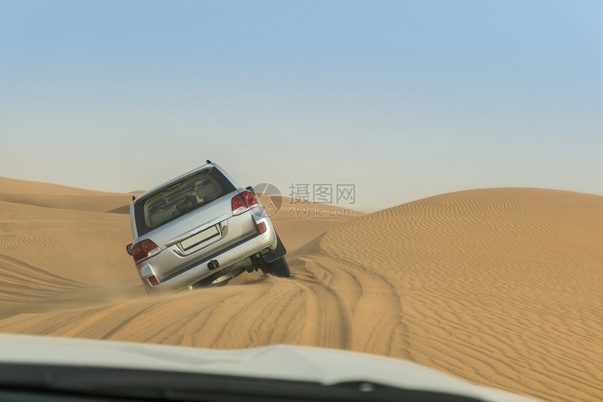 路外车辆在阿拉伯联合酋长国迪拜陡峭沙漠丘上驾驶阿拉伯联合酋长国迪拜图片