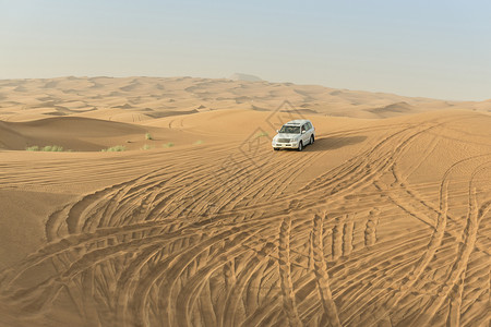 沿沙漠丘行驶的越野车辆阿拉伯联合酋长国迪拜图片