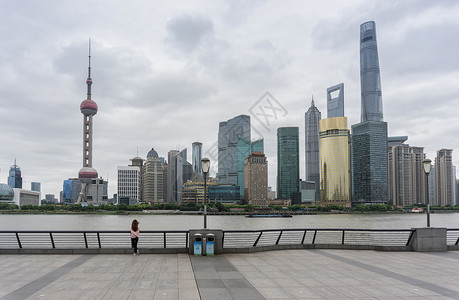 上海天际和黄浦河的东方珍珠塔和黄浦河城景上海高清图片