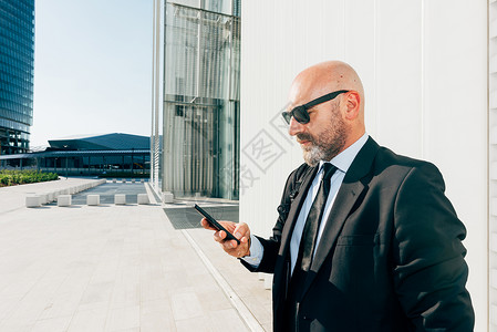 中年男子在户外使用手机图片