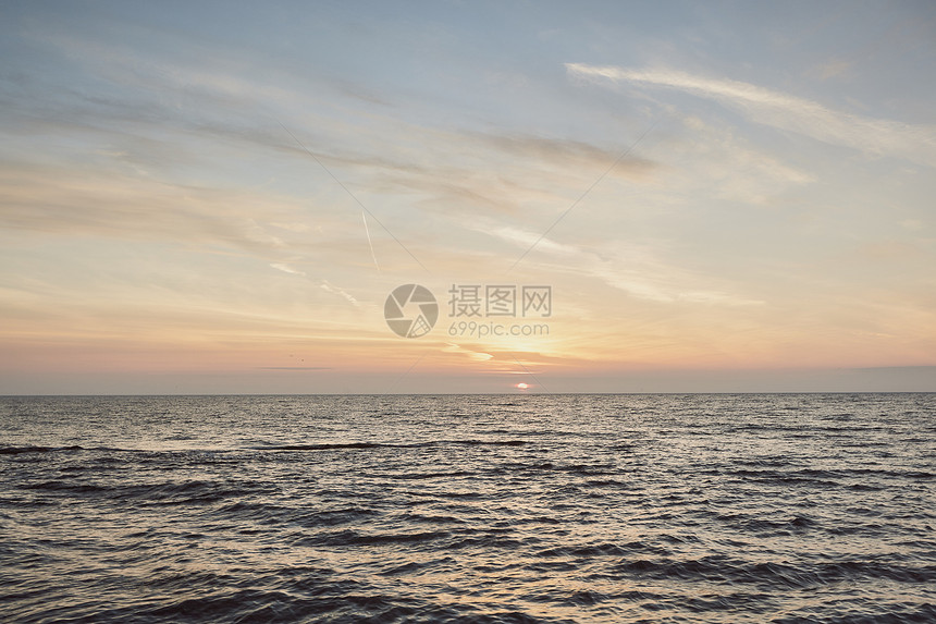 日出的海平面图片