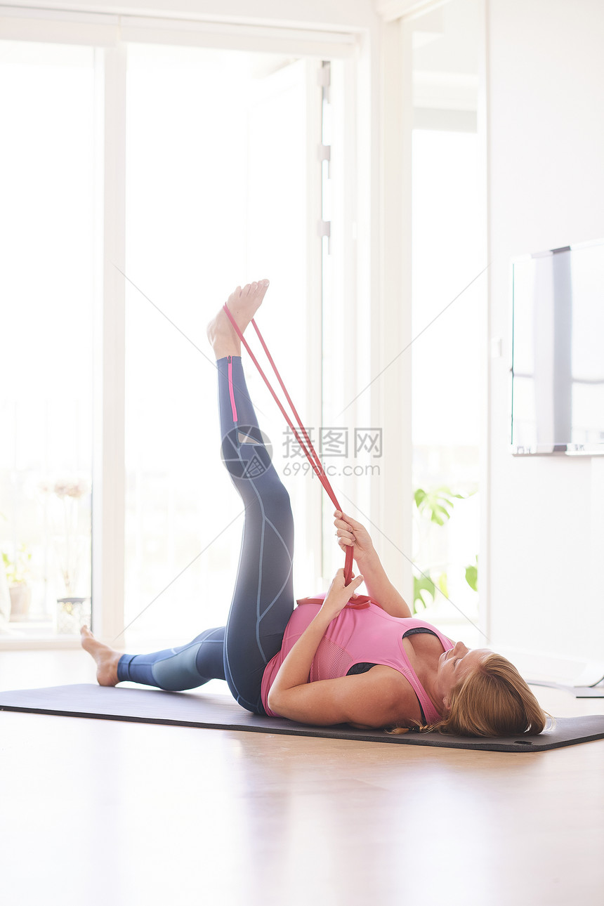 孕妇在客厅瑜伽垫上锻炼图片
