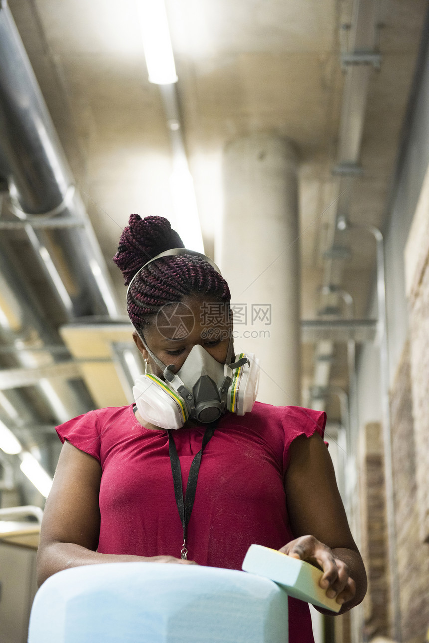 艺术工作室中身戴保护面罩的妇女图片