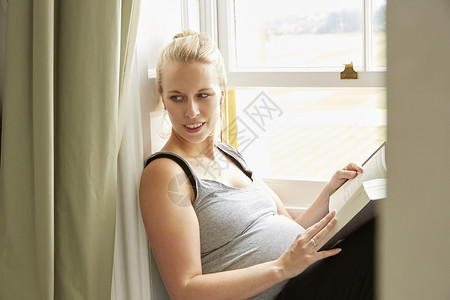 孕妇在窗边阅读图片
