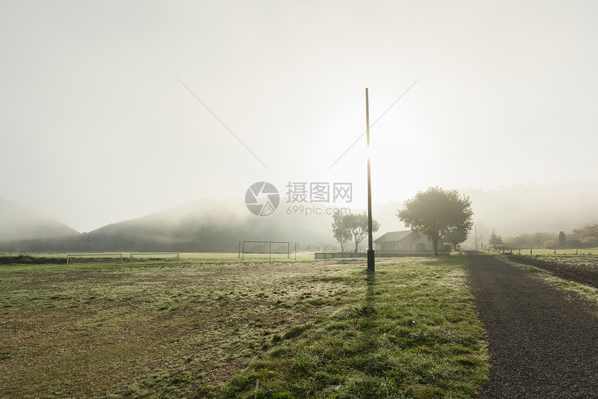 通过田野的泥土路德国里因兰法尔兹梅费德图片