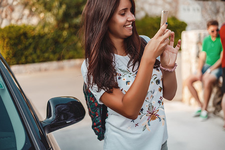 克罗地亚萨格勒布卡科拉特车子旁边用手机的女人图片