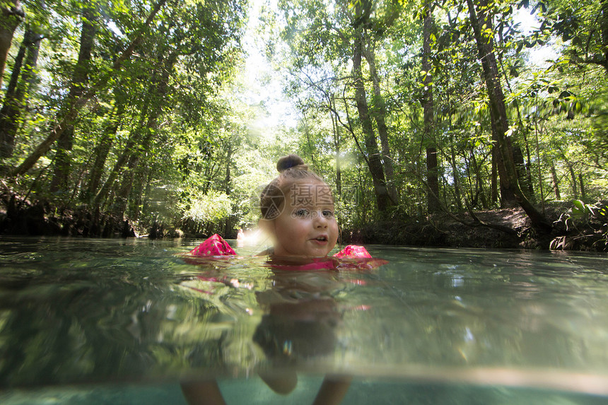 小女孩在水中游泳佛罗里达州图片