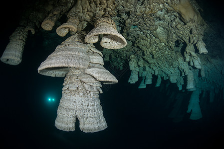 水下洞穴中的岩层图片