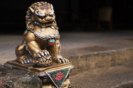 狮子踩绣球金狮子雕像普吉泰国亚洲背景