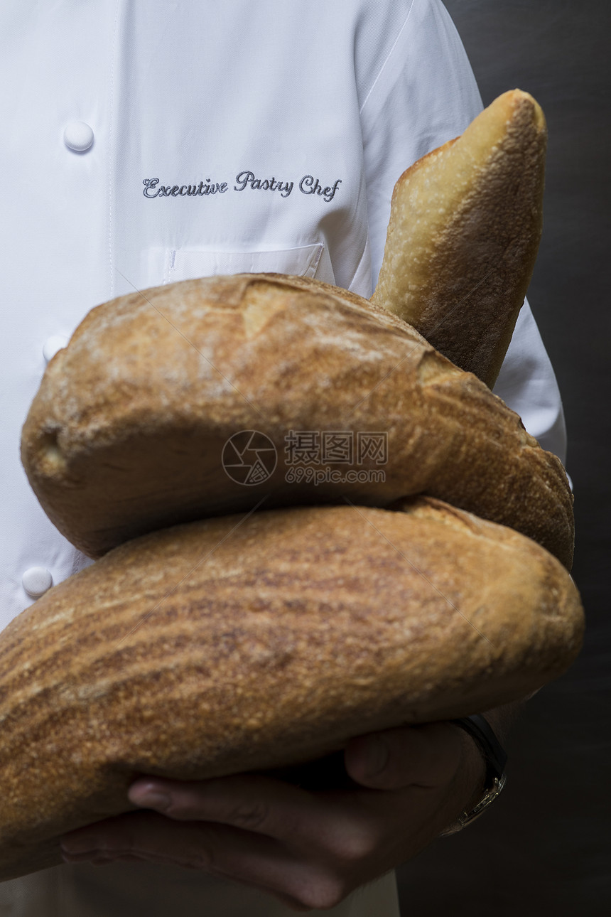 厨师握着面包的特写图片