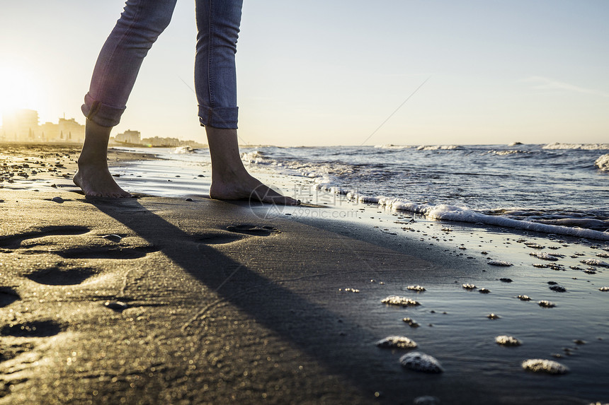 赤脚女人站在海滩上图片