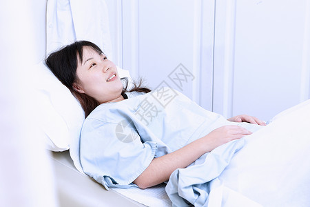 躺在医院床上的孕妇图片