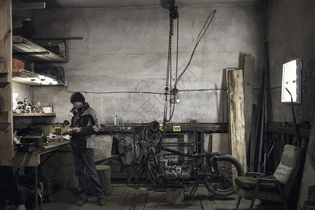 使用拆除的老式摩托车在间看工作台的机械图片