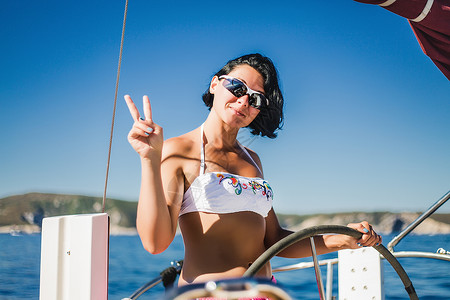克罗地亚萨格勒布卡穿比基尼驾驶船的妇女高清图片
