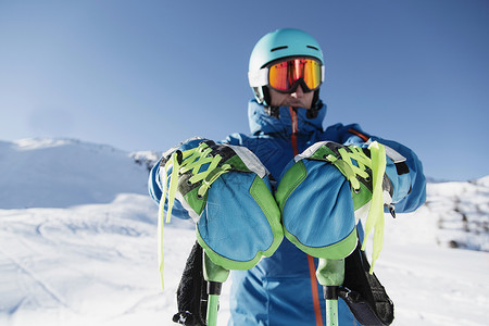 雪山滑雪的滑雪爱好者图片