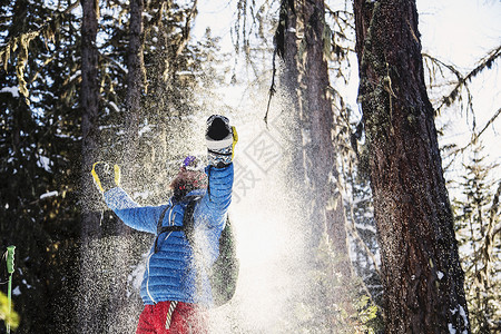 滑雪远动员在雪中庆祝图片