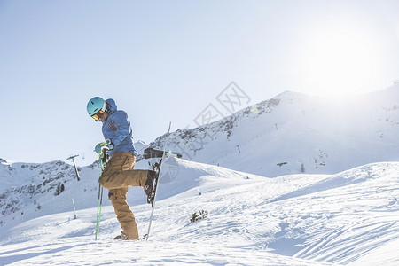 滑雪者穿上滑雪板图片