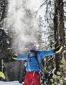 舒克桑手臂滑雪者在森林中庆祝背景