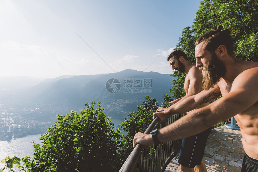 意大利隆巴迪市科莫湖外的两名年轻男嬉皮图片