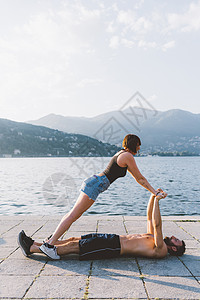 意大利伦巴第科莫湖海滨一名年轻女子正与男友保持平衡图片