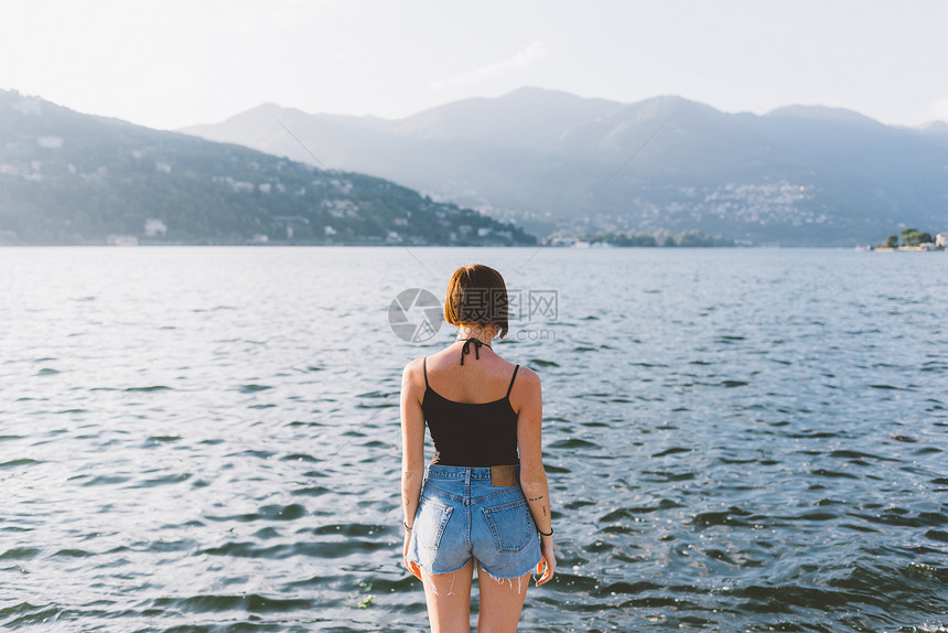 意大利隆巴迪科莫湖海滨观望的年轻女子视线图片