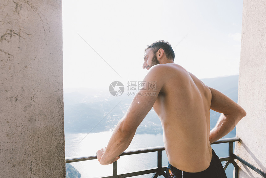 意大利伦巴第科莫湖年轻人从观景台向外眺望图片