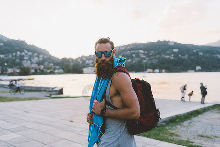 意大利隆巴迪科莫湖背包的年轻男潮人肖像图片