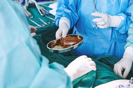 在产房手术室拿着托盘的外科医生图片
