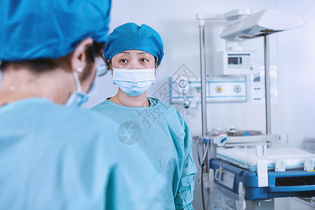 在妇产病房手术室外的医生背景图片