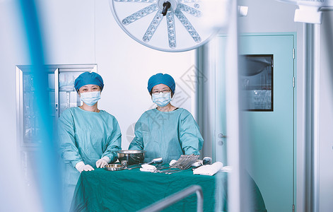 在产科手术室外的两名女外科医生图片