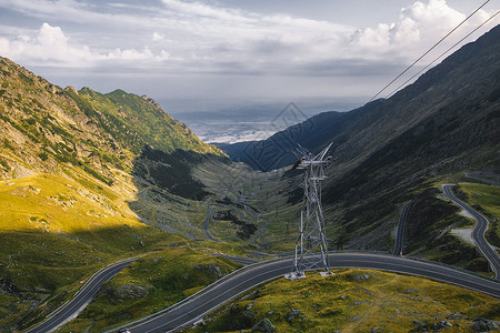 罗马尼亚瓦斯路易德拉贾蜿蜒山路的俯瞰图高清图片