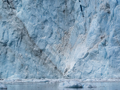 海面上巨大冰川图片