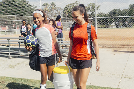 女学生携带冰箱参加足球练习图片