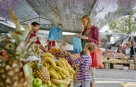 母亲和儿子在水果蔬菜摊上购物乌拉圭蒙得维的亚乌拉圭南美洲图片