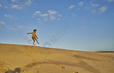 波兰舞曲中空男孩跳下沙丘波罗尼奥查乌拉圭南美洲背景