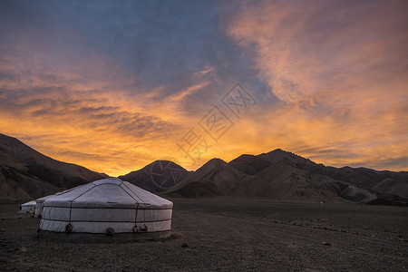 蒙古科布多阿尔泰山脉日出时的蒙古包风景高清图片