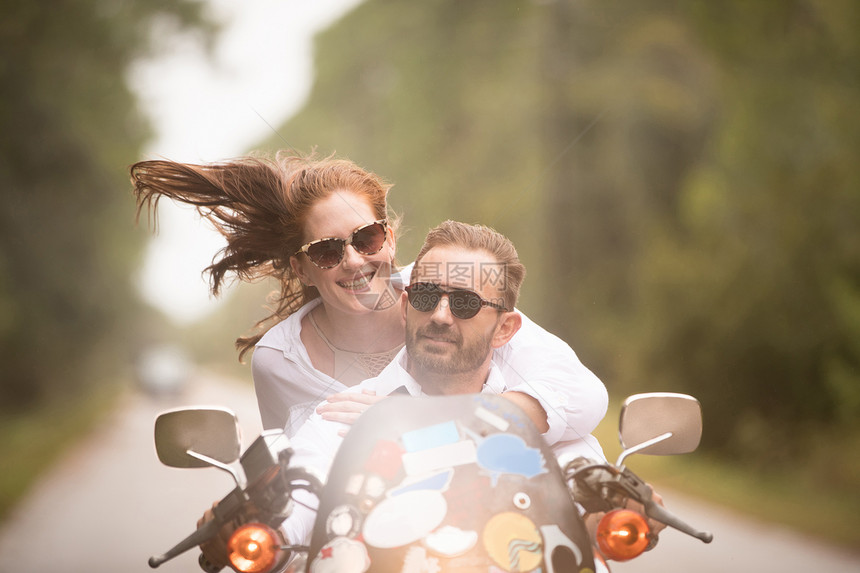 夫妇骑摩托车图片
