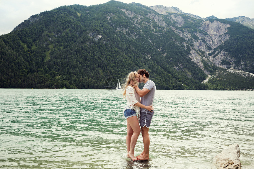 在浅水接吻中的一对夫妇AchenseeInnsbruckTirool奥地利欧洲图片