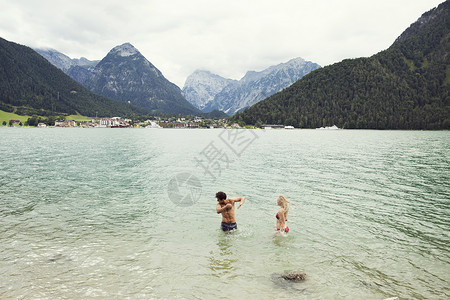 齐腰深的水深水中几条腰部AchenseeInnsbruckTirool奥地利欧洲背景