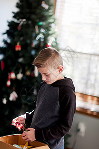 男孩装上圣诞饰品背景图片